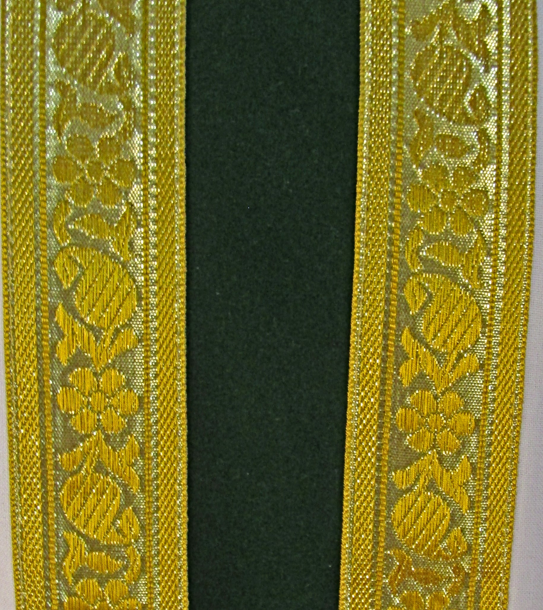 mds# 075V- Gold/Velveteen Orphrey Chasuble