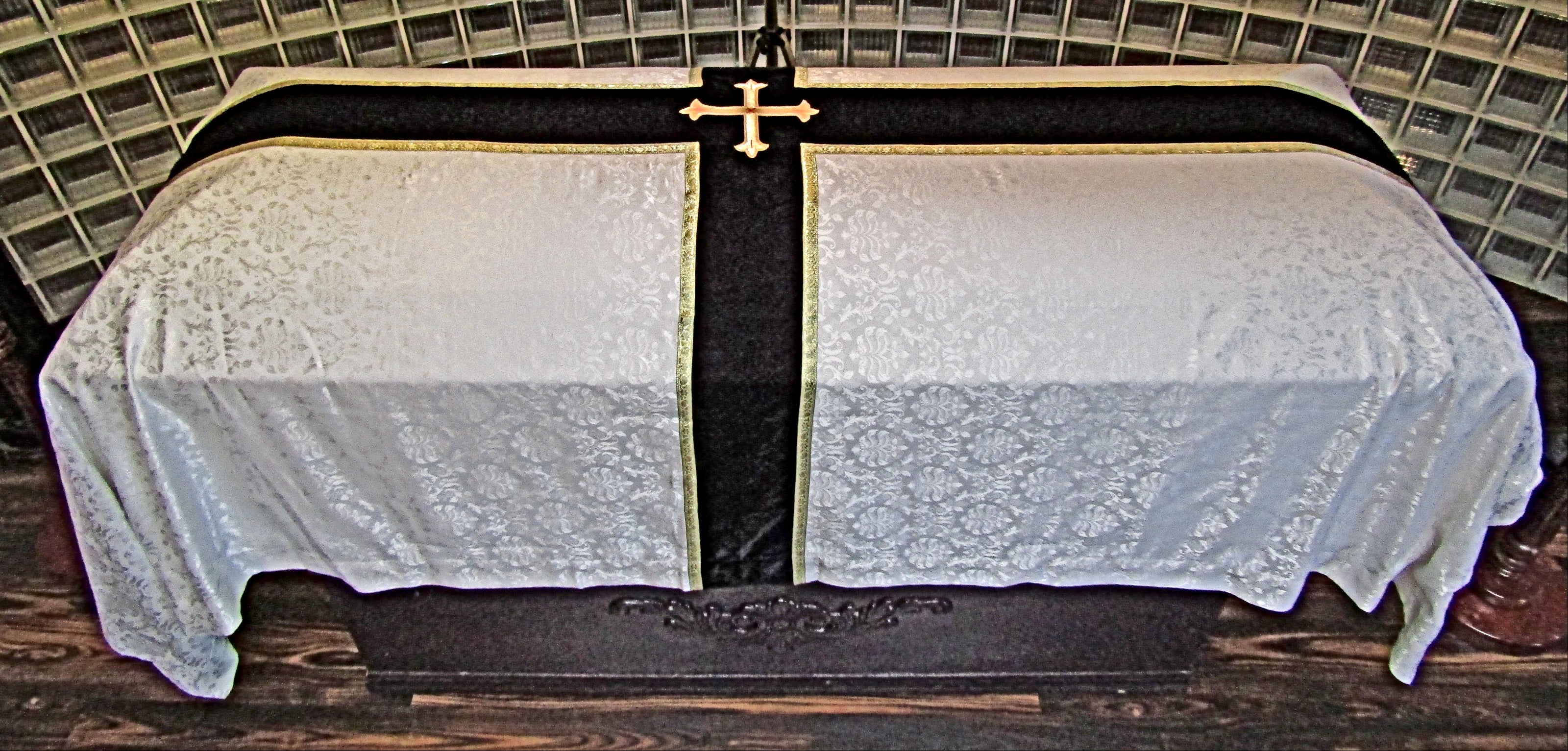 mds # 11121 - Elegante Chasuble and Funeral Pall Hand embroidered.