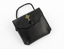 Load image into Gallery viewer, 9557 . Leather Mid sizes Pyx case.
